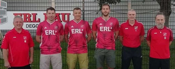 Foto: Verein (v. l.) Uwe Eisenhut, die Trainer Philipp Zacher, Johannes Sammer und Benjamin Schiller, Abteilungsleiter Thomas Wiedemann und Ludwig Thaler