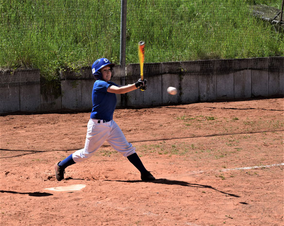 Mikolaj Slomka als Pitcher wie am Schlagmal ein hoffnungsvolles Nachwuchstalent - Foto: Jasmin Sethapakdi