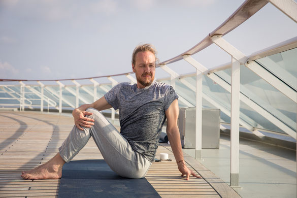 In2Balance Kreuzfahrt Yoga an Deck der MS Europa 2 mit Patrick Broome