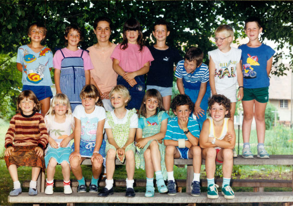 1. Klasse im Langschuljahr 1988/89, wohl im Frühsommer 1989 (Lehrerin: Franziska Sarbach)