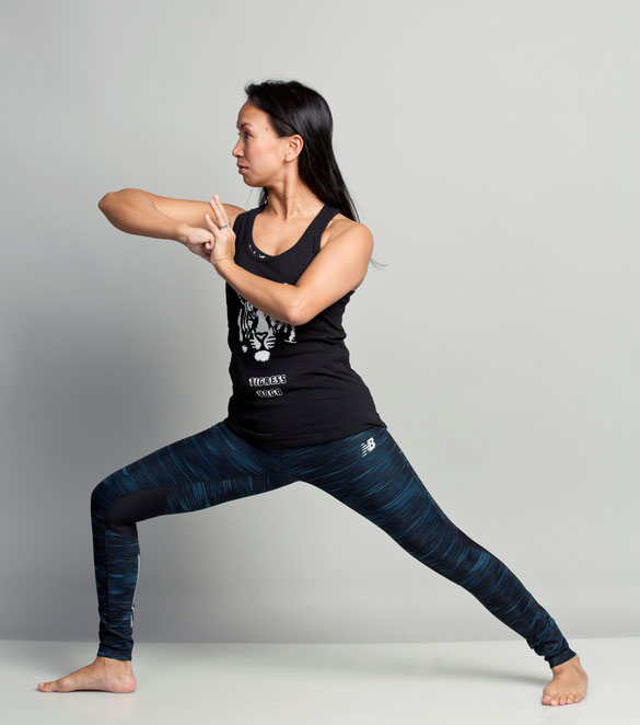 Tigress Yoga, die Symbiose von Power Vinyasa Yoga & Kung Fu. Ideal für sportliche Anfänger. Yoga Ausbildungen & Weiterbildungen für Yogalehrer, Physiotherapeuten & Sportprofis. Tigress Yoga Kids: Kinderyoga und Kung Fu. In Zürich Oerlikon.