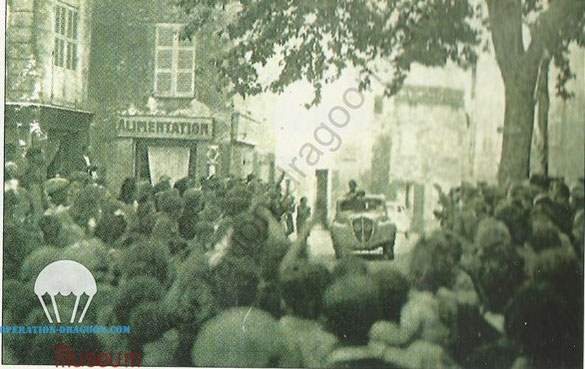 Rare et Unique photographie connue à ce jour du retour triomphal de l'Abbé ALOISI à Bargemon dans une 202 peugeot  probablement prise l'été 1945