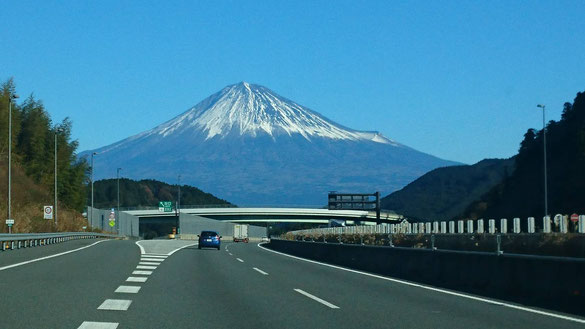 2017.12.14　車窓から世界遺産「富士山」を撮影しました。高さ3776m300年前（1704年宝永の噴火）江戸時代に噴火し大量の溶岩流と江戸（東京）にまで噴煙が降り注いだと言われています。世界歴史遺産に認定されている富士山も活火山です。右側の小さなふくらみが宝永火山の火口です