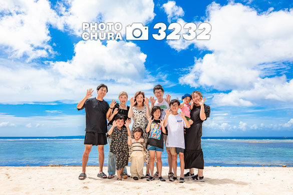 大家族で沖縄旅行も楽しい家族写真