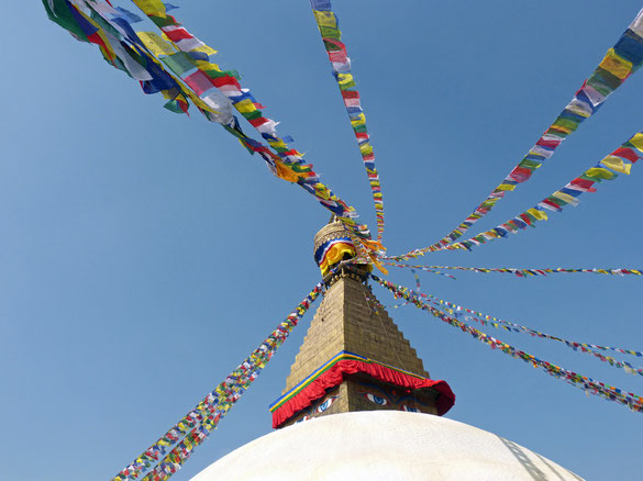 Gebetsfahnen entlang der Stupa