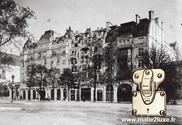 En 1914, la boutique Louis Vuitton s'agrandit et s'installe dans le Louis Vuitton Building au 70 rue des champs Elysée. malle