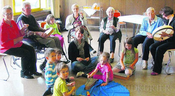 Ein gegenseitiges Geben und Nehmen: das Projekt der Musikakademie am Heilig-Geist-Spital Villingen, wo Kinder und Senioren gemeinsam musizieren. Bild: Spille