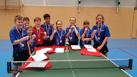 Bei der 20. Auflage des Ländervergleichskampfes in Quickbkorn belegte die Auswahlmannschaft des Bezirks IV mit den Schwarzenbekerinnen Joleen Frink (4. v. r.), Carolin Stindt (2. v. r.) und Lenara Breyer (r.) den hervorragenden Bronzerang.