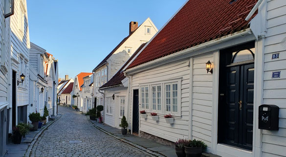 Die Altstadt von Stavanger mit schmalen mit Kopfstein gepflasterten Gassen gesäumt von weißen Holzhäusern ©My own Travel