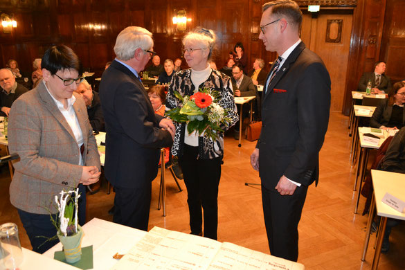 v.l.n.r. Bürgermeisterin Kathrin Thieme, Stadtratschef Heinz Borde,  Sonja Sutter, Oberbürgermeister der Stadt Zeitz Christian Thieme