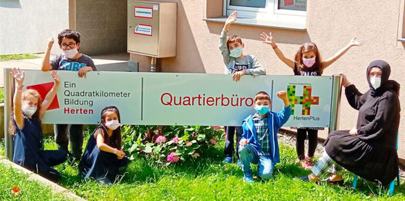 Mit „Extra-Lernzeiten“ und weiteren Bildungsangeboten ist das Team vom „Quadratkilometer Bildung“ in den Ferien in den Grundschulen im Einsatz. © Bürgerstiftung