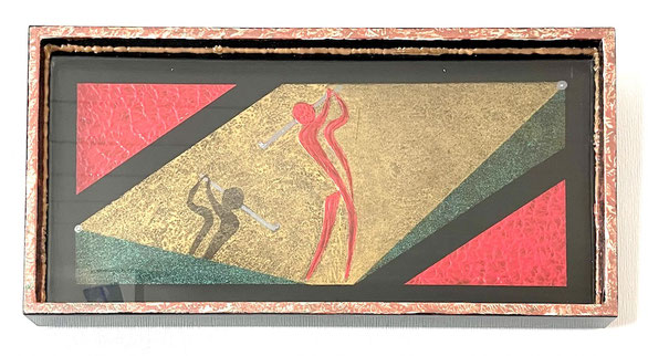 „Golfschlag 2“ von Andreas Alka – abstrakte Darstellung zweier Golfer auf Holzplatte mit Glasabdeckung, leuchtenden Farbflächen in Rot, Grün und Gold, visualisiert mentale Spannung und Emotionen im Golfspiel, mit echten Goldpartikeln verarbeitet.