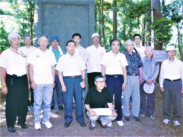 「萩荘護園会碑」前での記念写真　※会員以外の人も含む