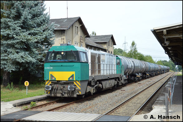 272 205-6 holt am 8. August 2017 einen Leerkesselzug aus dem Tanklager Hartmannsdorf. Hier kommt sie in Wittgensdorf ob. Bf. zum Stehen