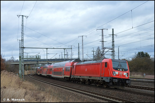 Unüblicherweise schiebt 147 018-6 den RE 3 aus Luth. Wittenberg am 06. Februar 2022 gen Berlin. Sonst wird der Zug in diese Richtung gezogen