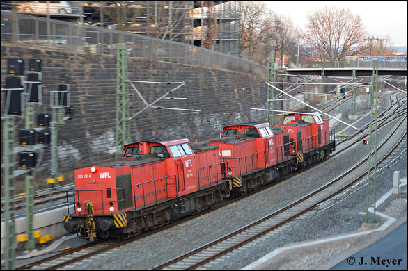 Gleich drei Loks der BR V100 nähern sich am 19. März 2015 Chemnitz Hbf. Von vorn: 203 112-8 (WFL 25), 203 113-6 (WFL 21) und 203 114-4 (WFL 22) 