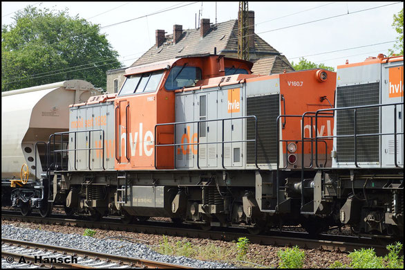 203 150-8 (Hvle V160.7) und Vorspannlok 203 616-8 (Hvle V160.8) ziehen am 11. Mai 2016 einen langen Güterzug durch Leipzig-Wiederitzsch 