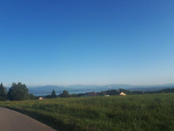 Abfahrt zum Lac Léman. Ganz links im Bild das Mt. Blanc Massiv.