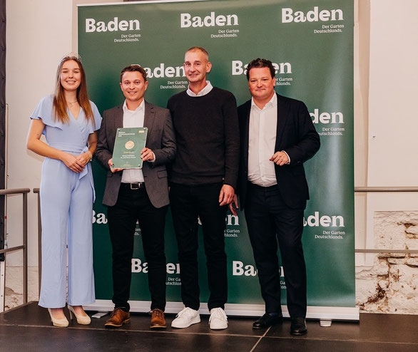 Preisübergabe v.l. Tina Glur (Bad. Weinkönigin), Michael Rohrer, Harald Hahn, Holger Klein (Geschäftsführer Bad. Weinbauverband)