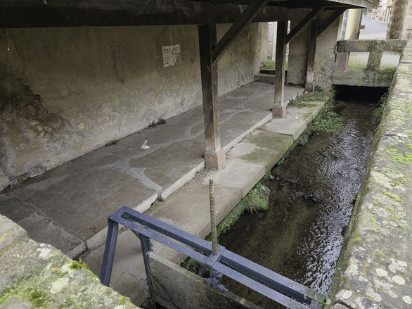 Bild: Waschplatz am alten Stadttor in Bœrsch mit der Statue der Hl. Médard