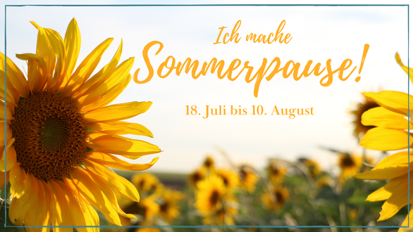 Links im Bild die große Blüte einer Sonnenblume, im Hintergrund weitere Sonnenblumen, unscharf und weiter entfernt. Text: Ich mache Sommerpause! 18. Juli bis 10. August