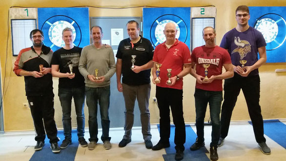 7 Dartspieler beim Abschlussfoto mit Pokalen