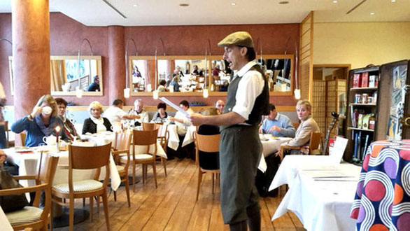 Thommi Baake während Thommis Teatime live im Vier-Sterne-Hotel Hübner in Warnemünde, Publikum gebannt zuhörend