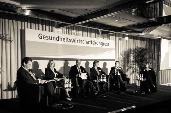 Podium: "Die Bundestagswahl ist gelaufen: Was erwartet die Gesundheitswirtschaft?“ (eigenes Foto)