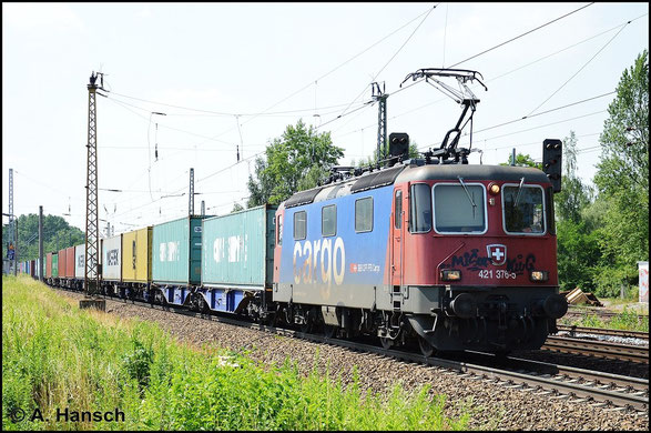 421 376-5 ist ein paar Sprayern zum Opfer gefallen. Am 6. Juli 2015 durchfährt die beschmierte Maschine den Hp Leipzig-Thekla mit Containerzug