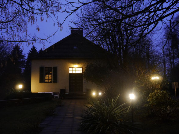 Advent 2019: Nach abendlichen Andachten treffen sich FreundInnen über die Weihnachtstage im QuäkerHaus. Sooo gut!