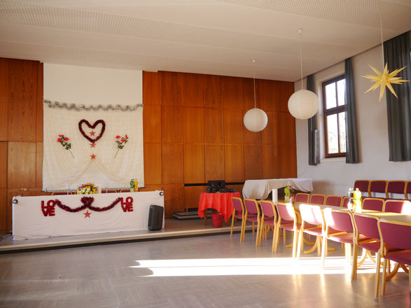 Immer wieder Überraschungen im QuäkerHaus: Vorträge des Hospizvereins, des Flüchtlingsrates, interreligiöse Treffen, die Aufführung einer Oper (wirklich!) - Hier die Vorbereitung einer afghanischen Hochzeit im QuäkerHaus.