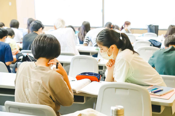 「すべての子どもに、等しく教育の機会を。」     一般社団法人神戸みらい学習室は、皆様からの温かい寄付により、様々な困難を抱える子どもの無料学習支援に取り組んでいます。