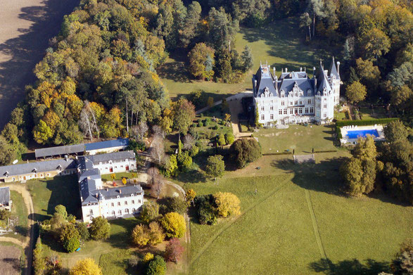Chateau de la Roche Hue met links de Orangerie met het Koetshuis