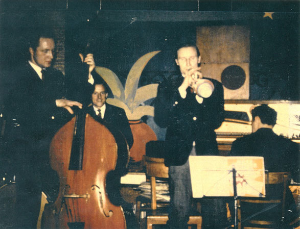 Sah von der Bühne aus Vernon Presley mit Begleitung: Karl-Heinz Stein als Bassist, Capri-Bar 1959