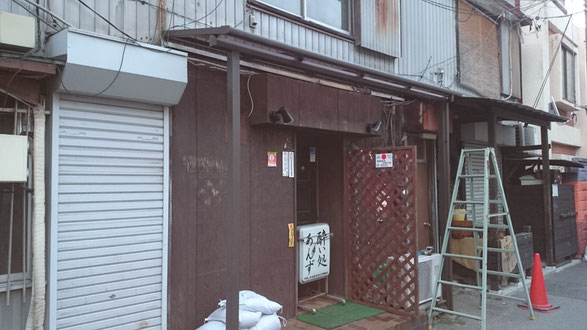 店舗エクステリアリフォーム:店舗用屋根からテラス屋根に交換しました。