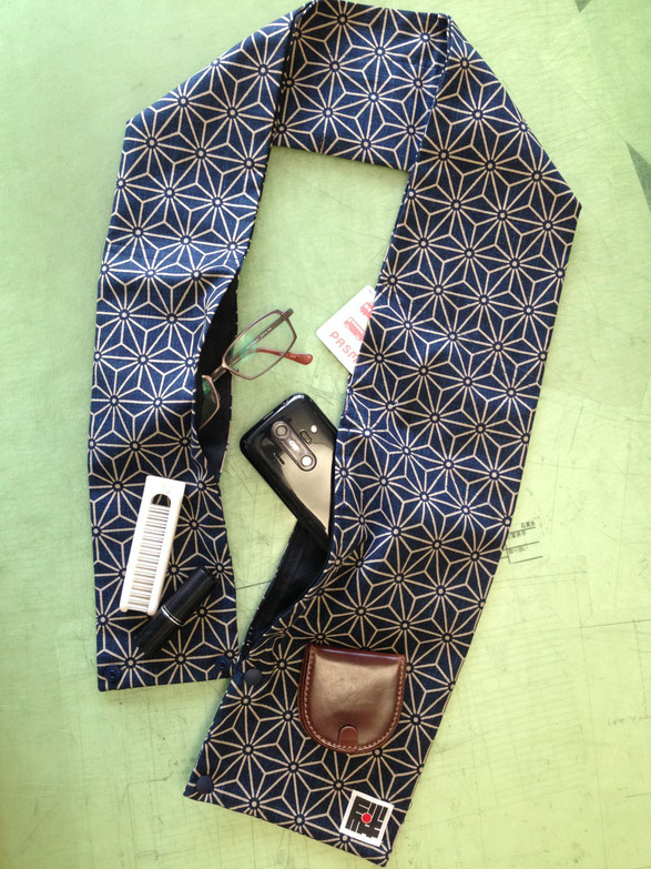 携帯電話・小銭・デジカメ・たばこ・鍵・電子マネーカードなど、様々な小物が収納できるタスキ型バック。タスキバックを着用したまま、上から半纏を着て神輿を担げます。祭り当日にとても便利な「祭用タスキバッグ」。【特許出願済】