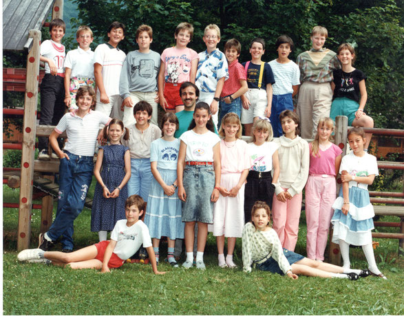 Klassenfoto der 4./5. Klasse im Jahr 1989. (Lehrer: Christoph Benz)