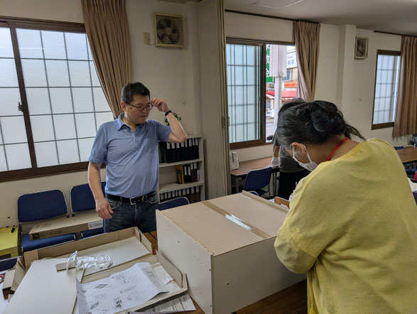 2026年6月21日(日)集会室の書棚を様々に工夫して整頓することになり、本棚を組み立ててくださるご夫妻です。