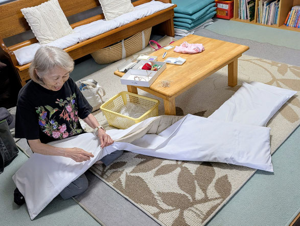 2026年6月27日（土）土曜日の4時頃でしたか、礼拝堂の長椅子の座布団カバー洗濯と合わせてご奉仕 内側の布団のリフレッシュのために針仕事をして下さっていた安佐子さんです。ありがとうございました！