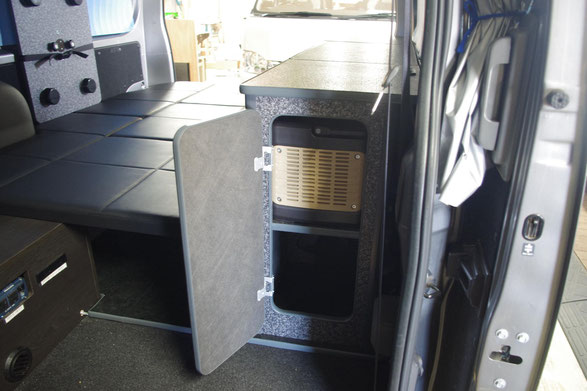 NV350キャラバン　ベッドキットといえば、車中泊にもトランポにも最適な【ライトキャンパーキット】がオススメです！