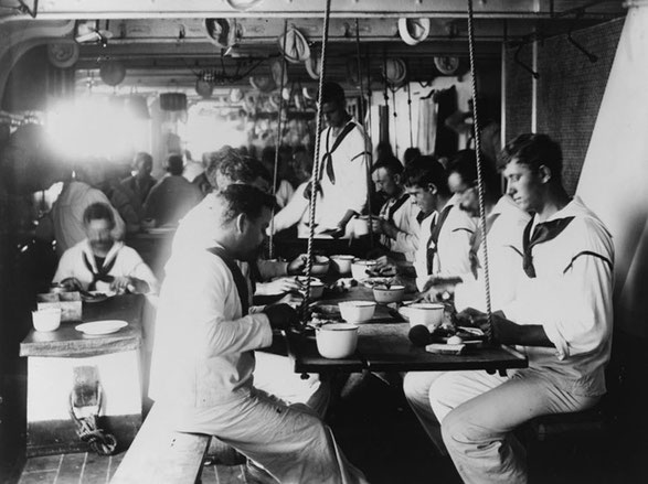 Marineros a bordo del USS Olympia cenando durante la Guerra de Cuba en 1899. La vajilla utilizada era íntegramente de acero esmaltado