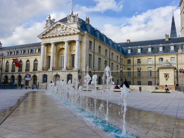Tanzende Fontänen vor dem Palais du Duc in Dijon
