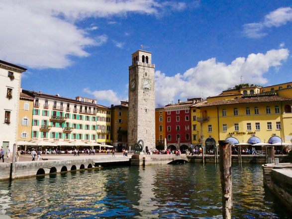 Italien Reise: Riva del Garda die Piazza am Hafen am Gardasee