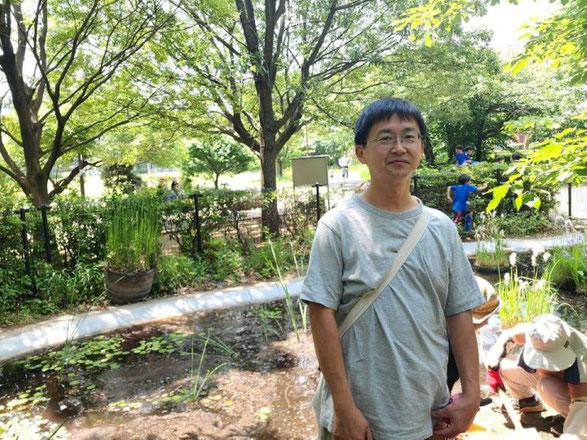 ビオトープに生態系が戻ってきたのを喜ぶ松尾さん