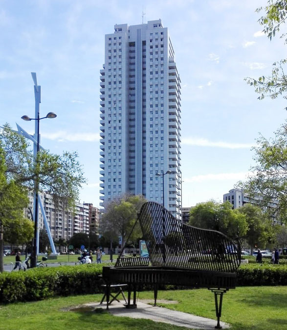 Rascacielos al principio de la Avenida de Francia, conocido como Torre de Francia, Valencia, y El Parotet (libélula en español)