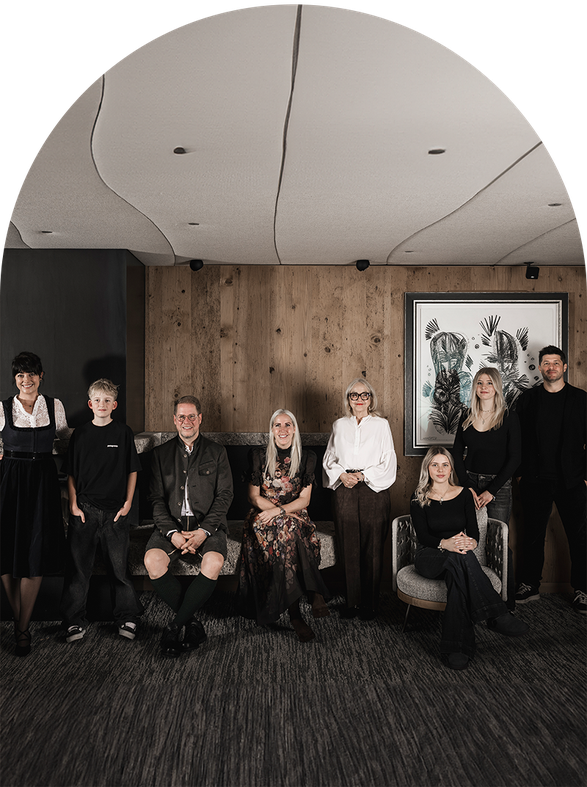 Die Gastgeberfamilie von DER ENGEL im Tannheimertal vereint mehrere Generationen unter einem Dach und prägt das Hotel mit persönlicher Herzlichkeit, gelebter Gastfreundschaft und viel Liebe zum Detail. Gemeinsam sorgen sie dafür, dass sich Gäste vom erste