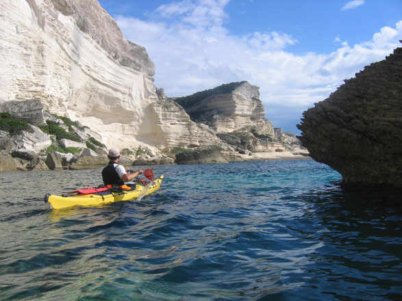 Kayak de mer sous les falaises de Bonifacio