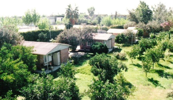RETRO DEI BUNGALOWS. IL PRIMO A SINISTRA ERA IL MIO - SULLO SFONDO LA BASE MILITARE DI INIRLIK