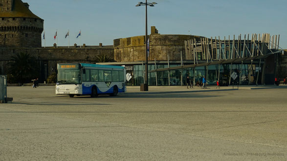 HeuliezBus GX137 n°24 du réseau KSMA de Saint-Malo Agglomération affecté sur la Navette Cœurs de Ville, photographié sur la boucle de retournement d'Intra-Muros, devant l'Office du Tourisme.