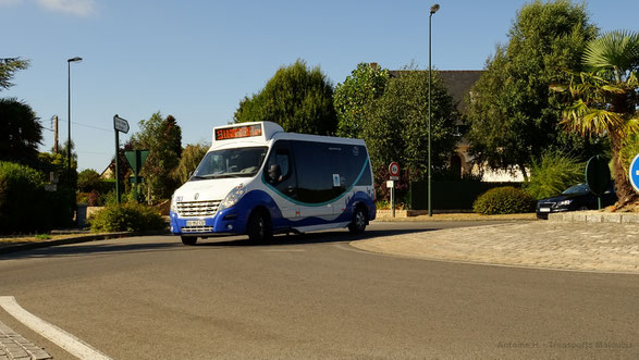 Vehixel M City numéro 26 du réseau KSMA de Saint-Malo Agglomération en service sur la ligne 13, ici photographié peu avant l'arrêt René Cassin, à Cancale.